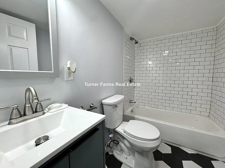 31 Chelsea St #B — Photo 3