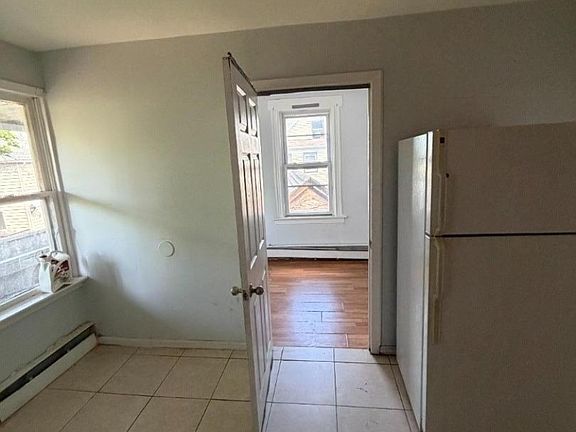 4th image of 325 Stebbins Pl #2