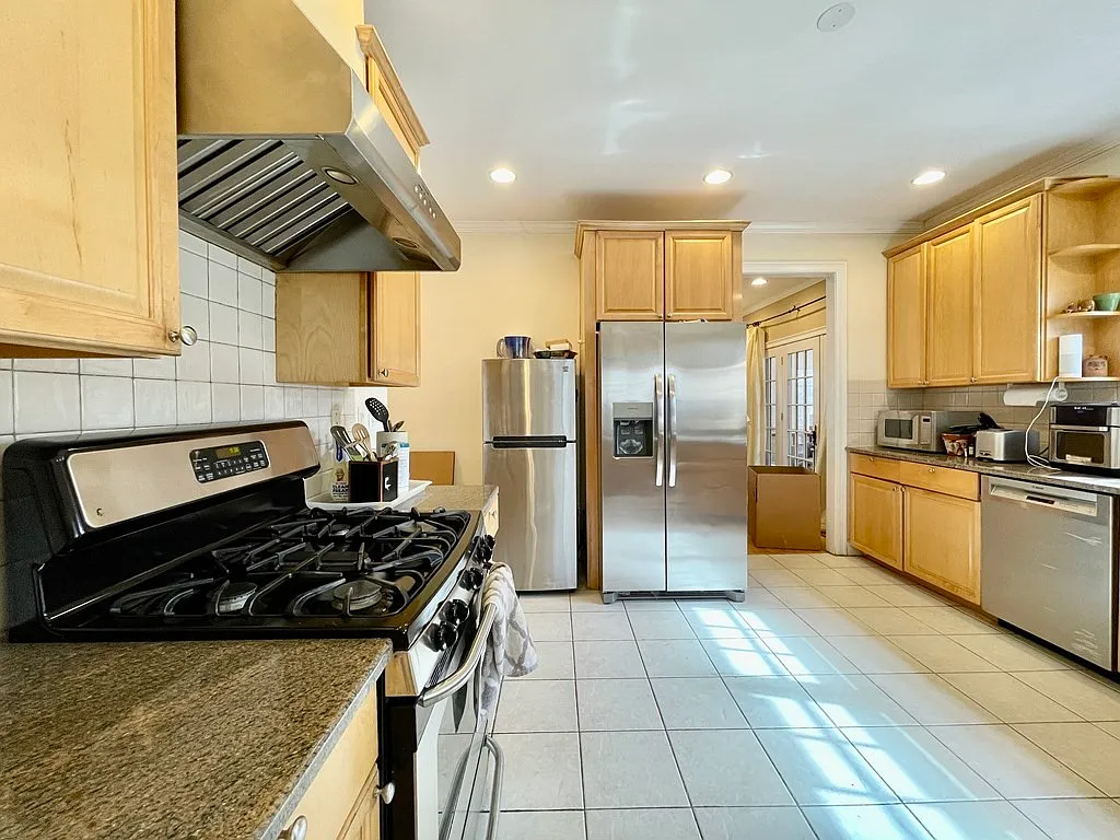 4 bed, 2.5 bath, 3308 sqft, $7,750 — Photo 4