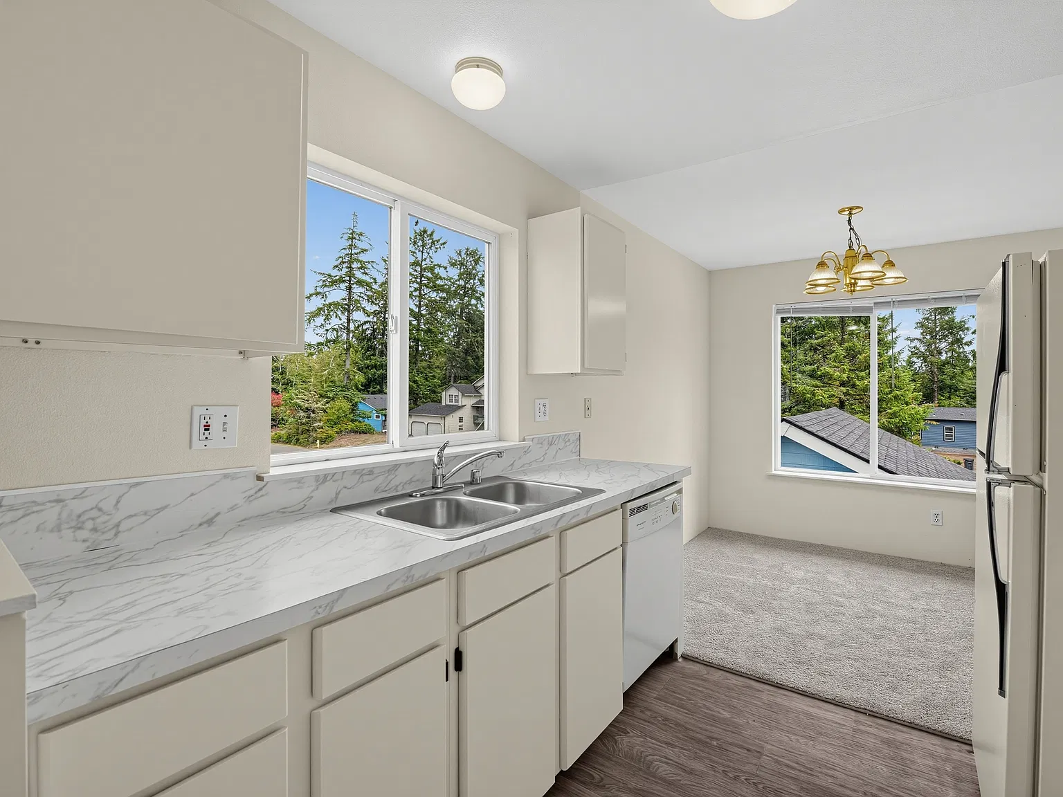 601 Sunset Ave NE — Photo 2