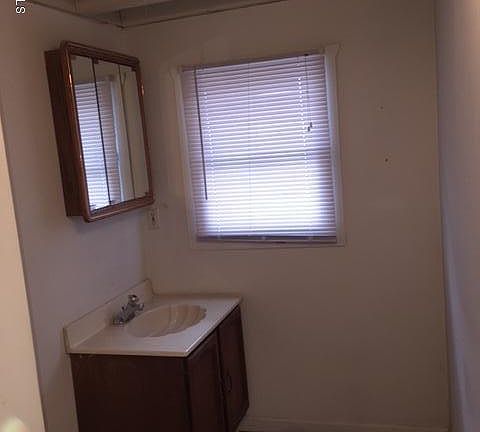 4th image of 169 Main St