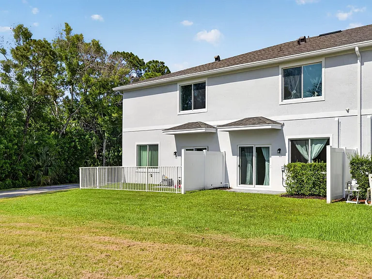 608 NE Waters Edge Ln — Photo 34