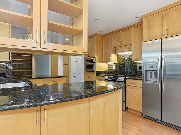 450 Marion Ave — Photo 19