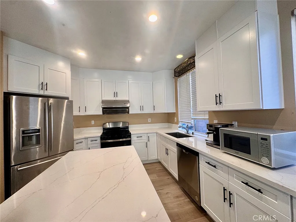 4 bed, 2.5 bath, 2328 sqft, $3,500 — Photo 2