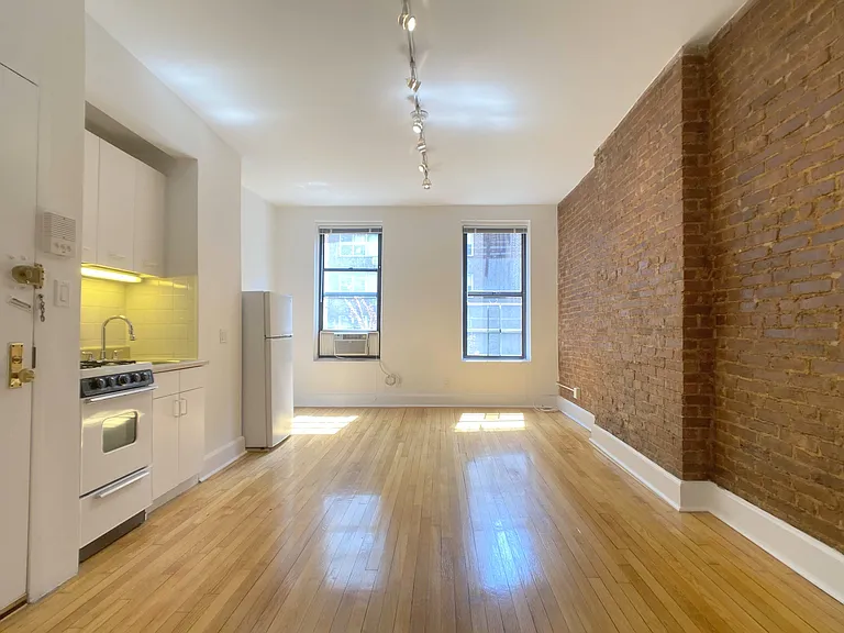 432 E 66th St #10 — Photo 1