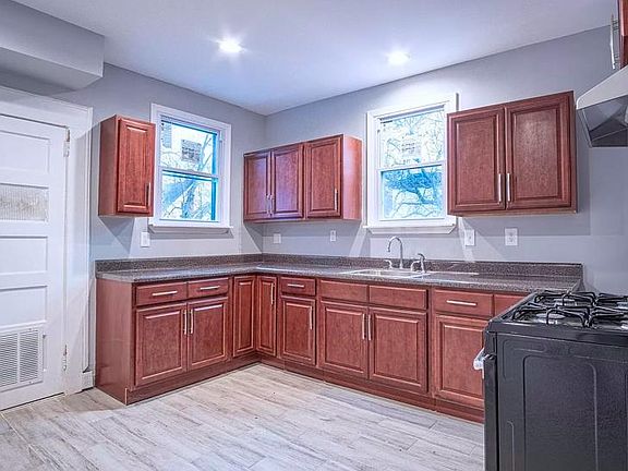 3rd image of 811-815 Parker St #2
