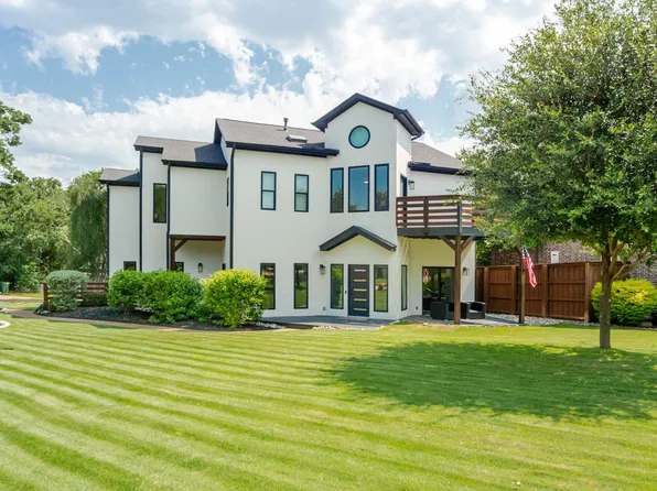 2856 Peninsula Dr, Grapevine, TX 76051