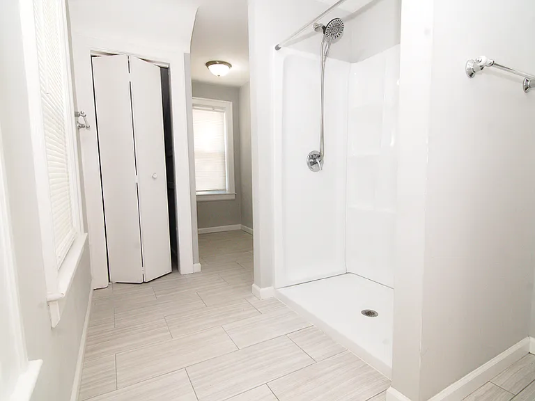 Upper bathroom 2