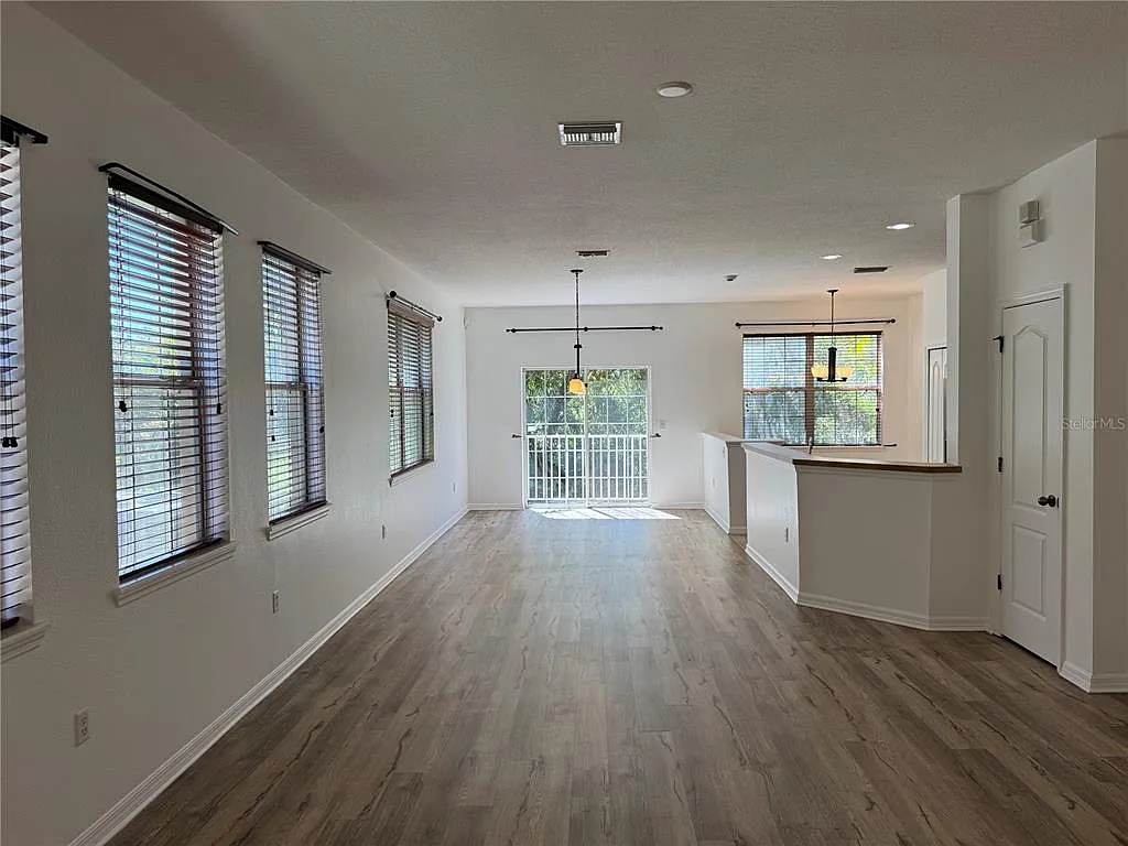 3 bed, 2.5 bath, 1626 sqft, $2,000 — Photo 3