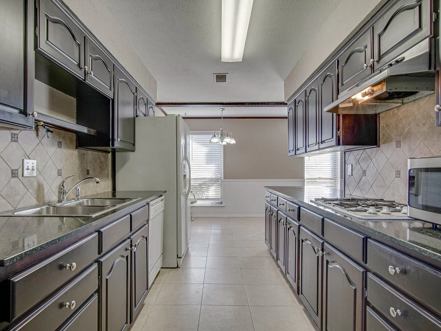3718 Crestpark Dr — Photo 2