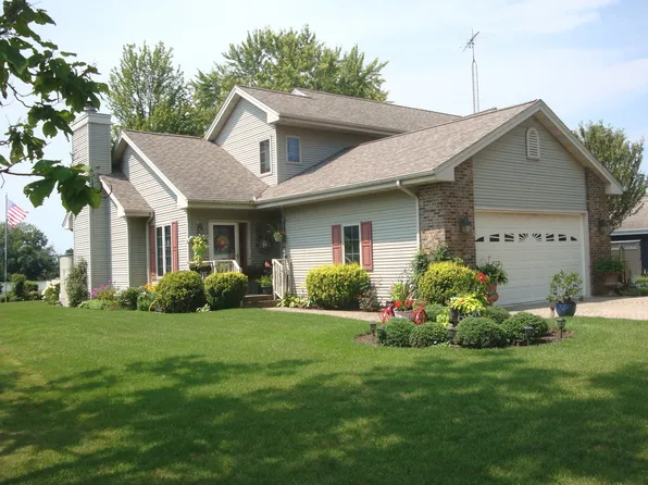 303 N Lake Shore Dr, Cissna Park, IL 60924