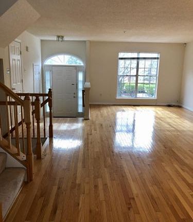5th image of 25 Vanderbilt Ct