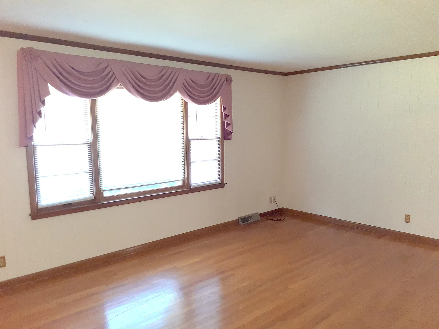 4 bed, 2.5 bath house on large lot — Photo 3