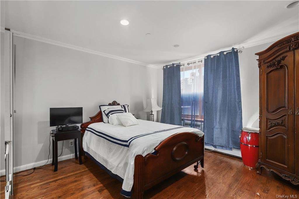 3 Bed 3 Bath Property, New York • 1,818 Sq Ft