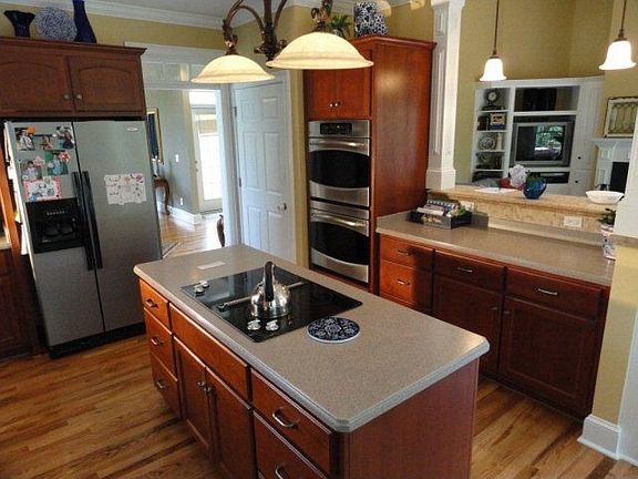 Eat-In Kitchen w/ island