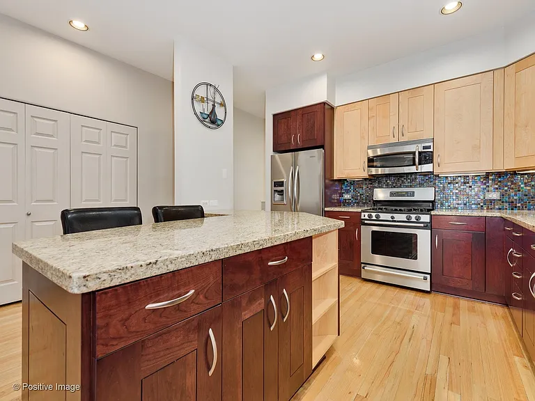 1213 W Roscoe St — Photo 12