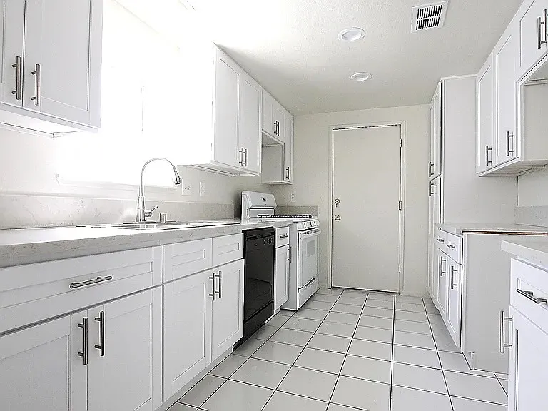 3 bed, 1182 sqft, $2,875 — Photo 2