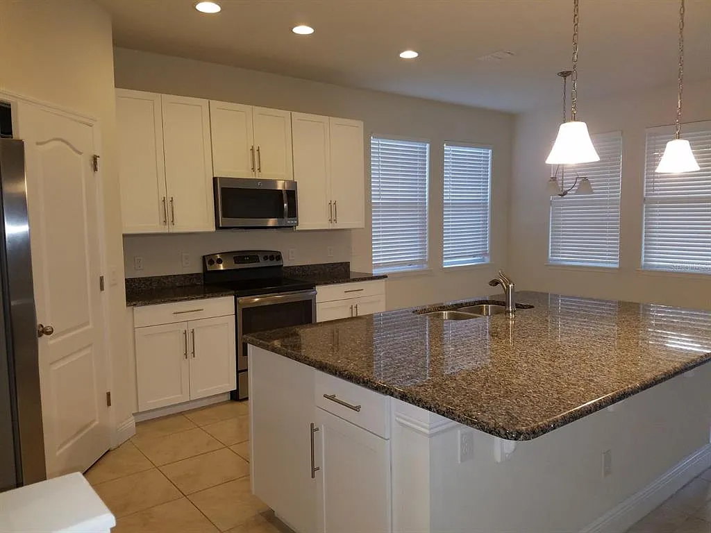 4 bed, 3.0 bath, 2034 sqft, $2,900 — Photo 4