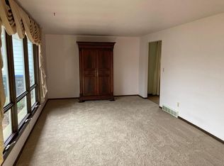 1746 Knoll Crest Dr, Sheboygan, WI 53081