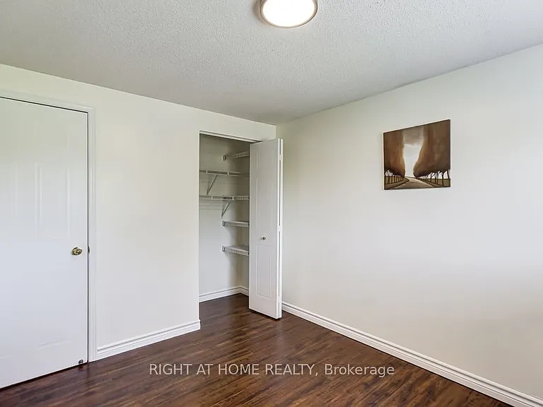 402 Lausanne Cres — Photo 25