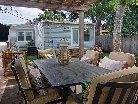 4th image of 4029 Birchman Ave