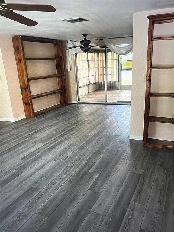 3 bed, 2.0 bath, 1310 sqft, $1,800 — Photo 2
