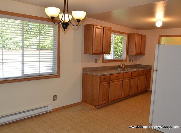 3rd image of 1130 Silverleaf Ct E