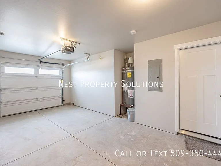 651 Hargraves Ave NE #B — Photo 23