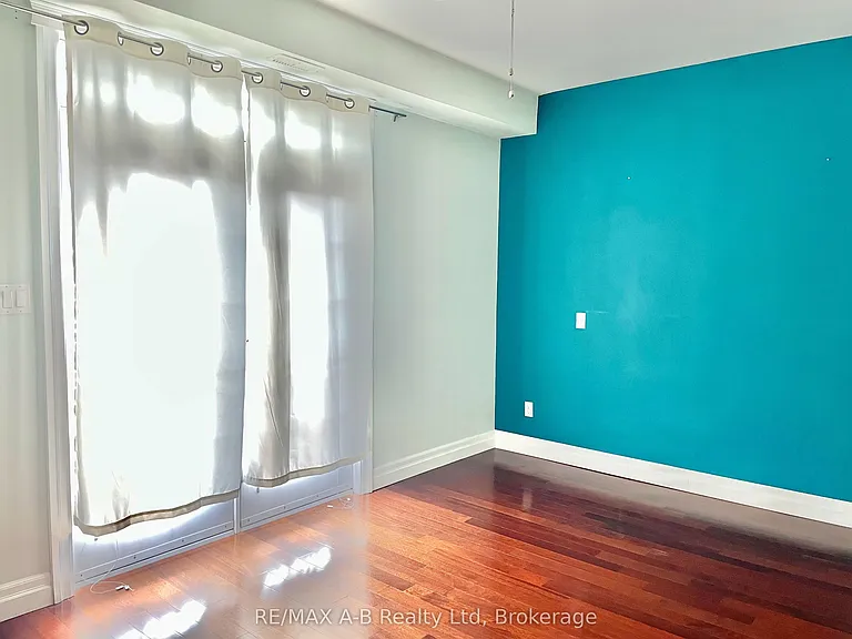 555 King St E #204 — Photo 11