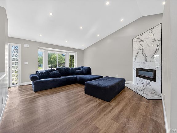 3rd image of 45925 Ashwood Ln