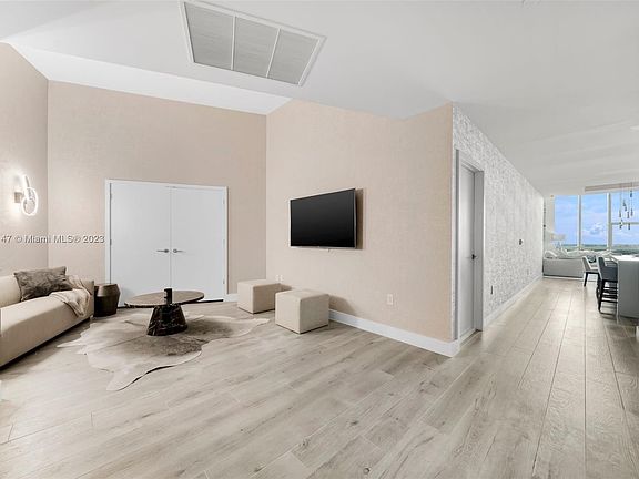 4th image of 851 NE 1st Ave Unit 4701