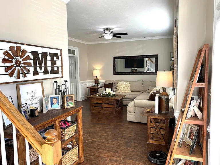 306 Hogan Way — Photo 3