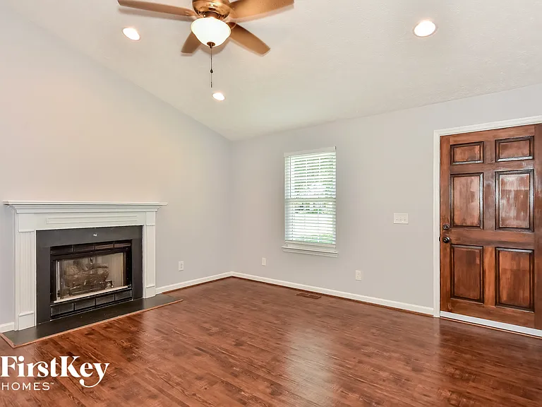 418 Silver Springs Ln — Photo 3