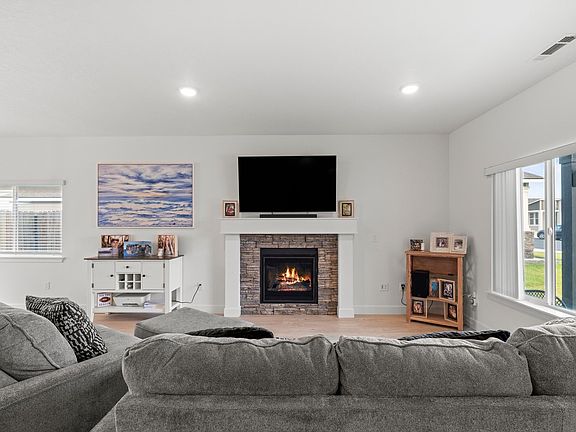 4th image of 386 Taft St