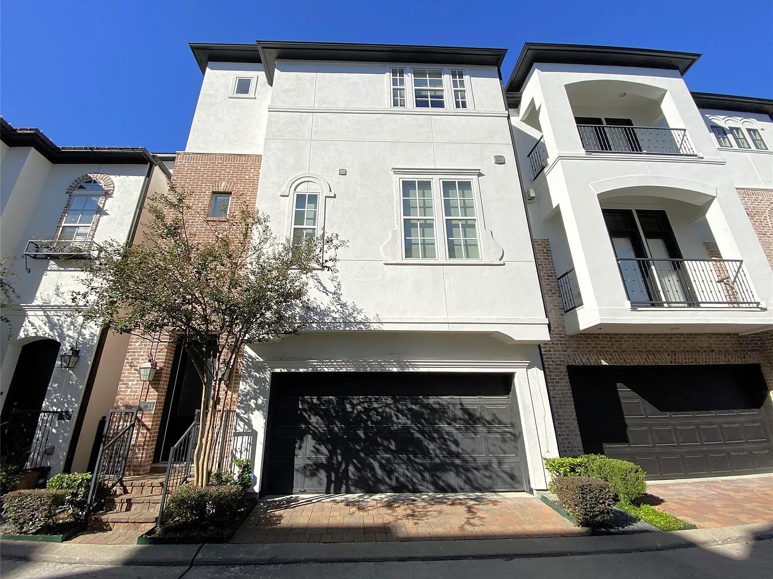 3 bed, 3.5 bath, 2976 sqft, $4,300 — Photo 1