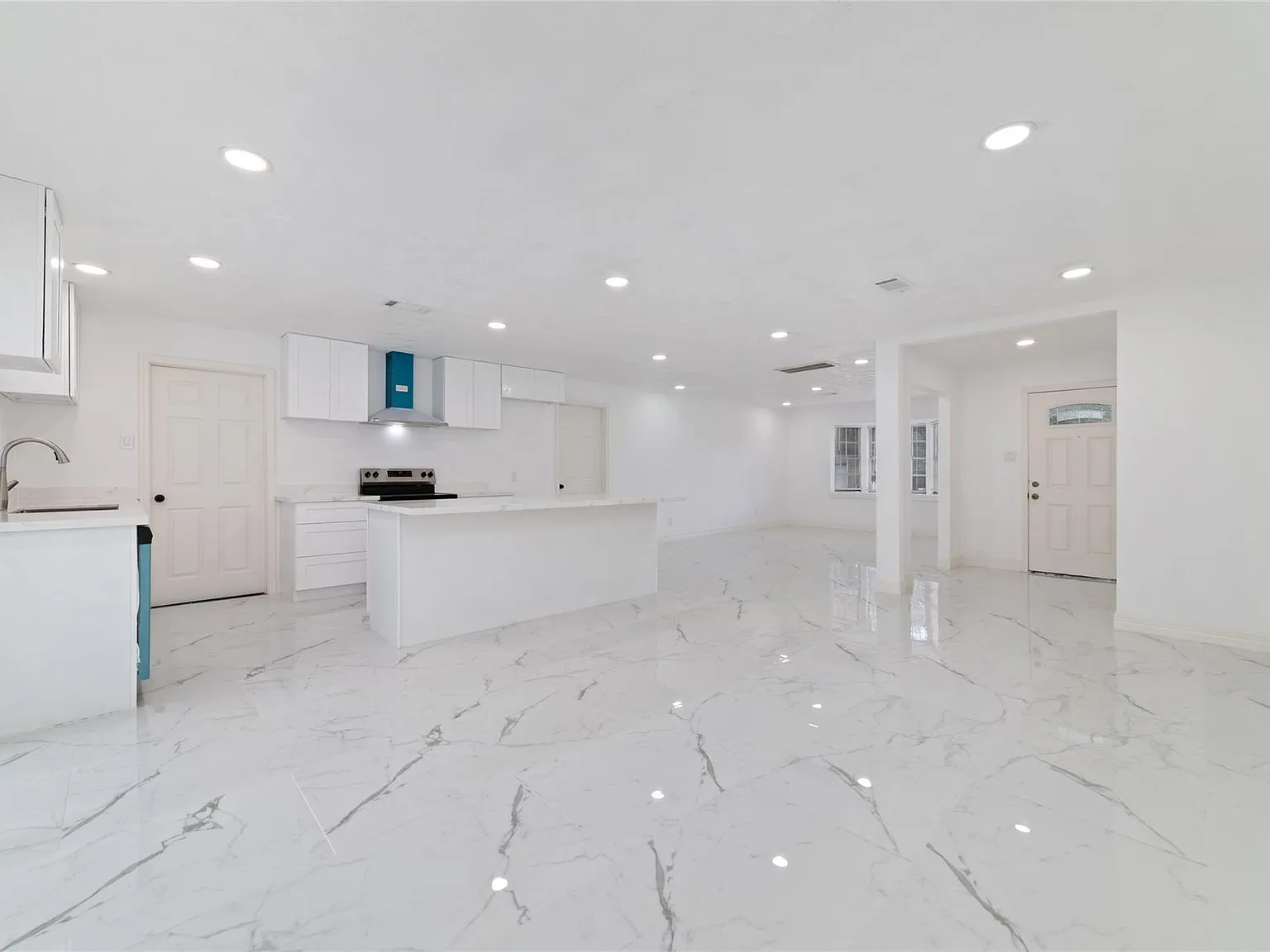 5 bed, 4.0 bath, 2227 sqft, $2,400 — Photo 4