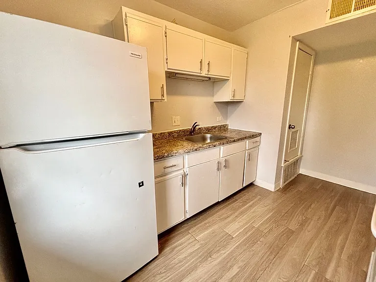 82 West — Photo 20
