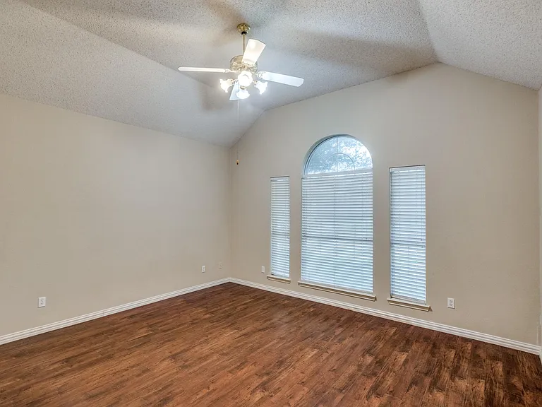3949 Windford Dr — Photo 17