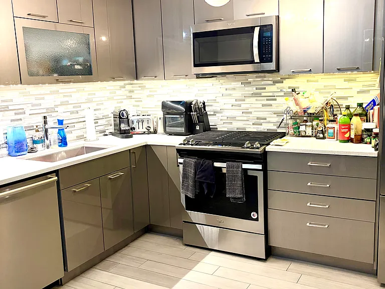 129 E Bellevue Pl #301 — Photo 8