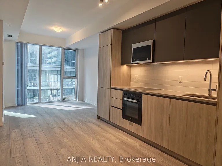 400 King St W #621 — Photo 4