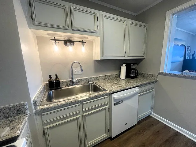 2 bed, 902 sqft, $1,900 — Photo 3