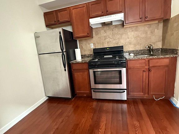 4th image of 118 S 12th St