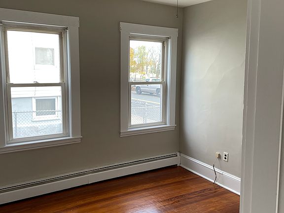 4th image of 46 Wallis St #2