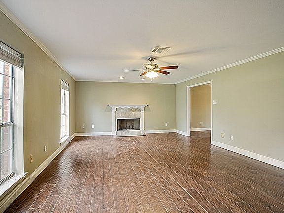5th image of 60 Elmwood Dr