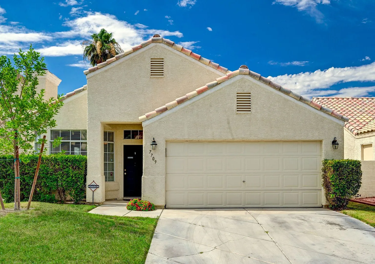 Single Story Home in Northwest Las Vegas with nicely Shaded Real Grass backyard and Community Pool — Photo 1