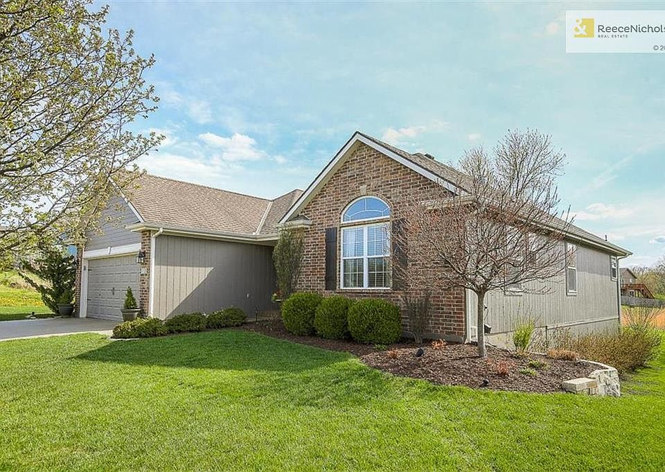 Wonderful home with pretty landscaping!