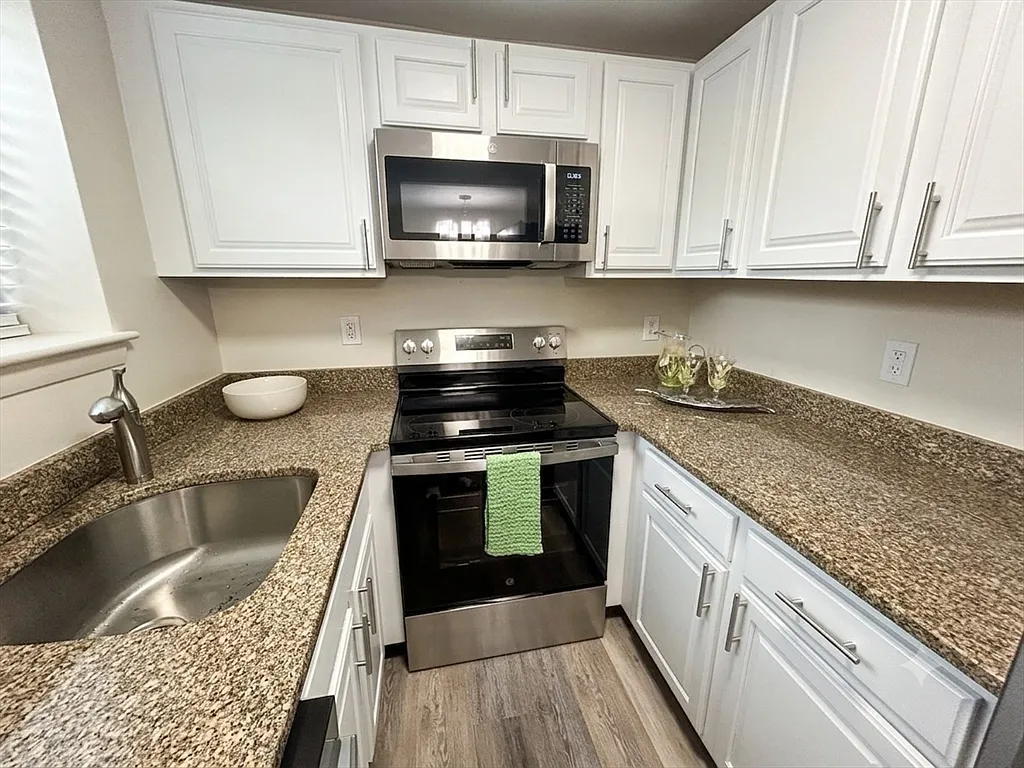 2 bed, 1.0 bath, 950 sqft, $2,900 — Photo 3