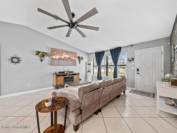 3rd image of 298 SW Airview Ave