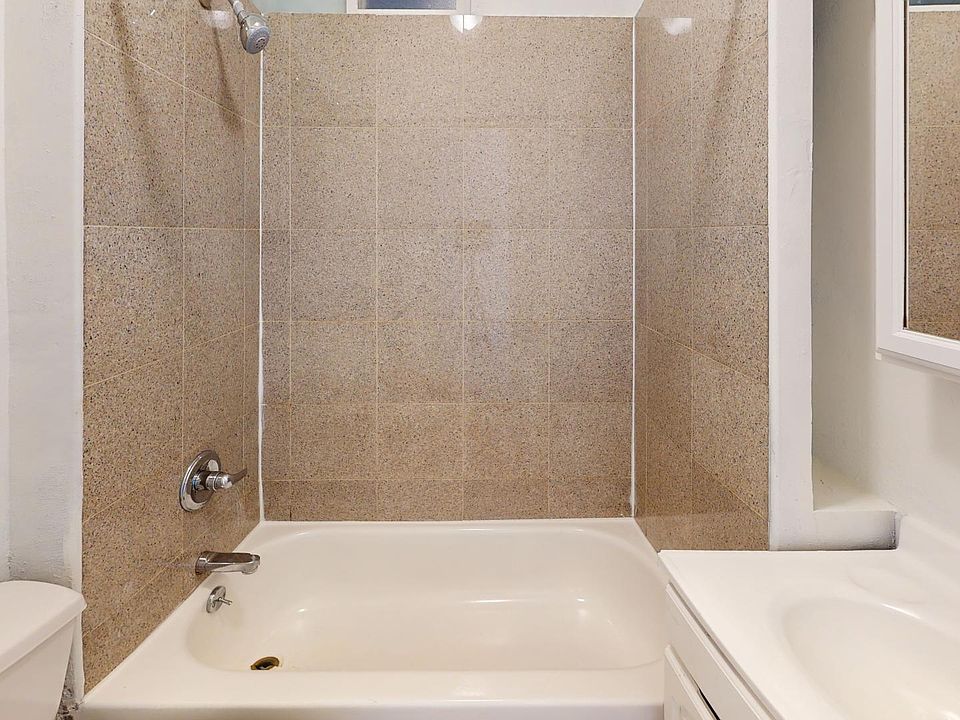 Bathroom with a toilet, sink and bathtub