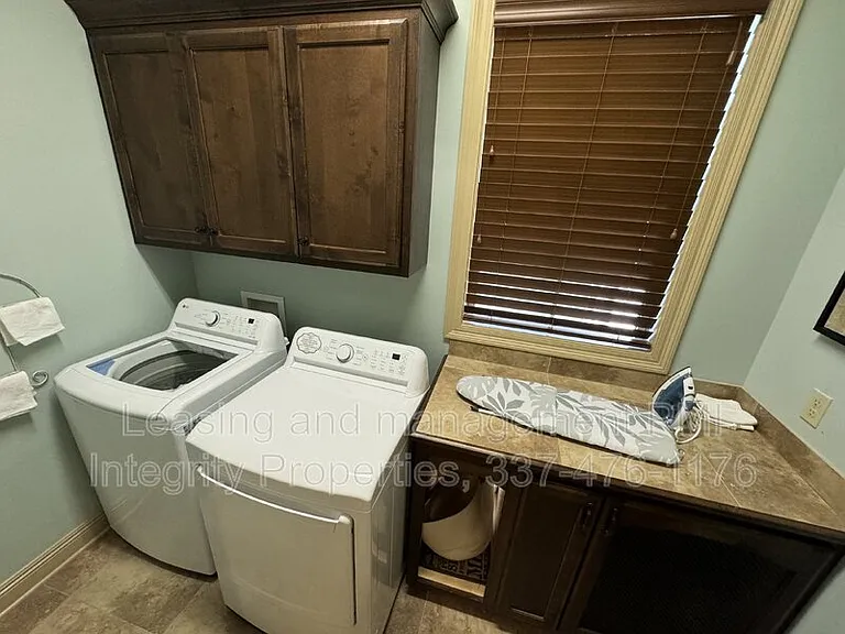 330 Dunvegan Ct — Photo 28